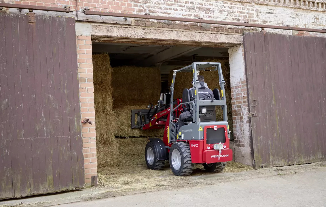 Weidemann Hoftrac 1140 mit Easy Protection System (eps) und Ballenspieß auf einem Reiterhof