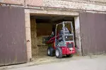 Weidemann Hoftrac 1140 mit Easy Protection System (eps) und Ballenspieß auf einem Reiterhof