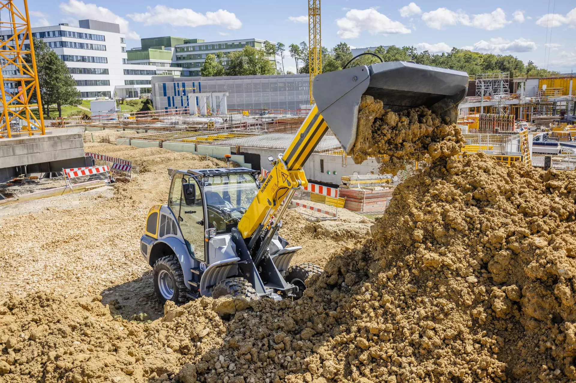 The Kramer telescopic wheel loader 8095T during soil work.