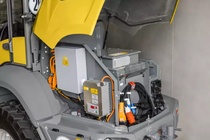 Die kompakte Batterie des vollelektrischen Kramer Radlader 5065e. 