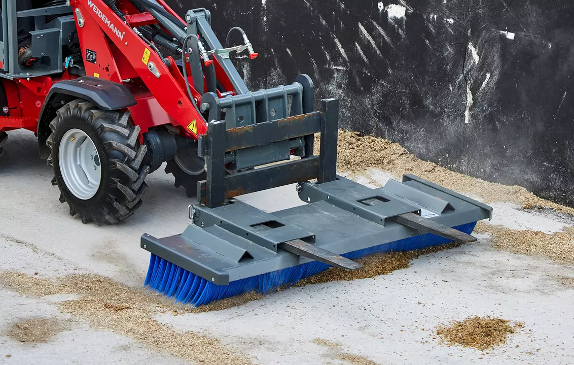 Weidemann attachment Sweeper, in action agriculture, Hoftrac 1190e