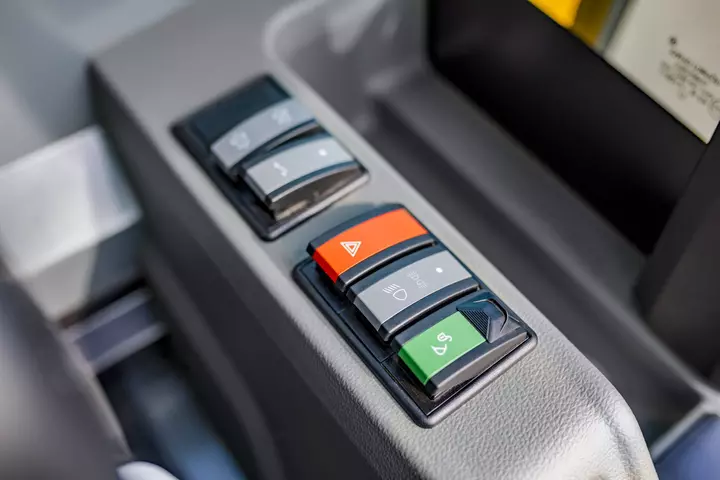 Der Kramer Radlader 5045 / KL21.5L verfügt über farblich codierte Schalter.