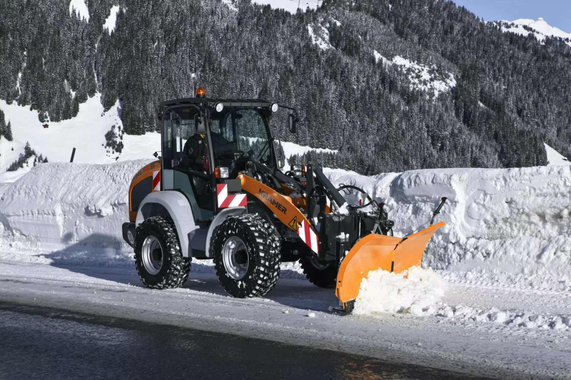 The Kramer wheel loader KL19.5 while clearing a street of snow. 
