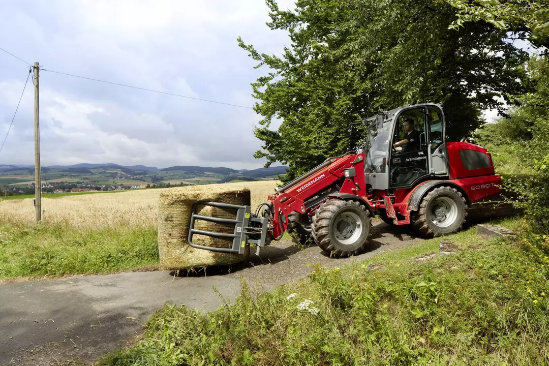 Weidemann telescopic wheel loader 5080T cabin with round bale gripper, application