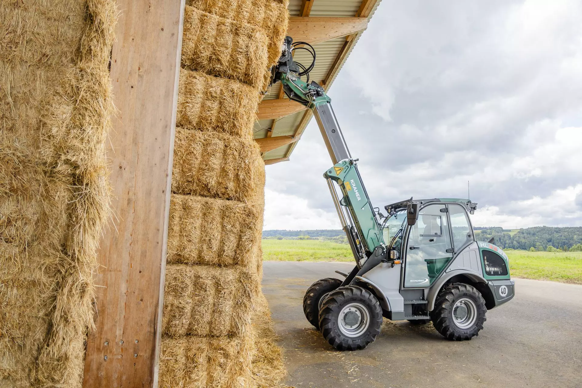 The Kramer telescopic wheel loader KL33.8T while stacking straw.