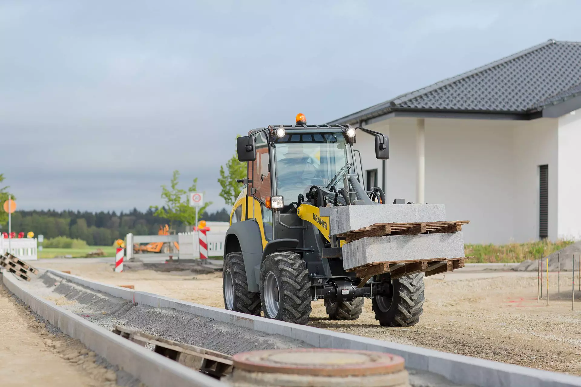 The Kramer wheel loader 5065 with a stone pallet. 