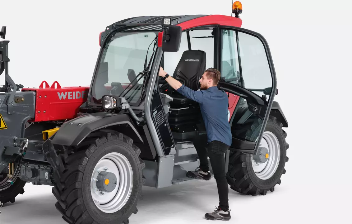 Weidemann telehandler T7035 cabin with entrance, studio