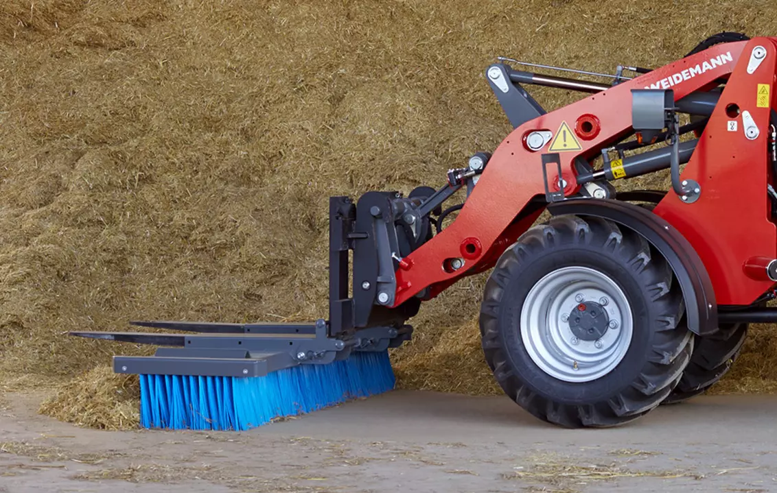 Weidemann attachment Sweeper, in action agriculture