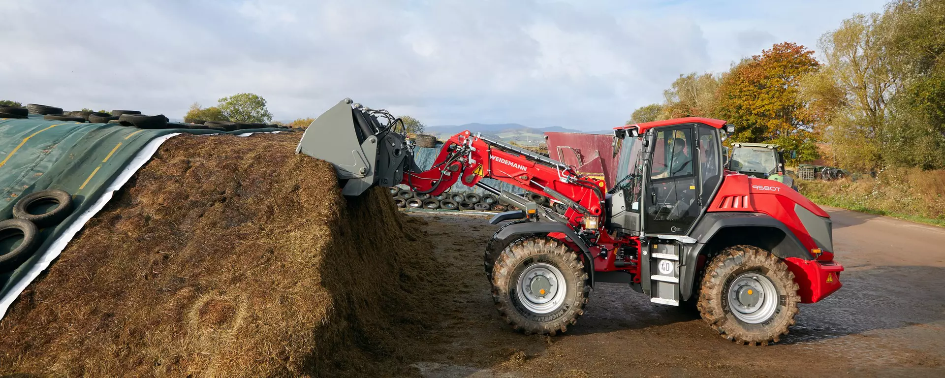 Weidemann Teleskopradlader 9580T Kabine mit Silageschneidschaufel im Einsatz