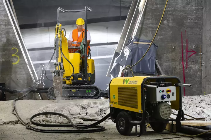 803 dualpower in use during demolition work using a hydraulic hammer