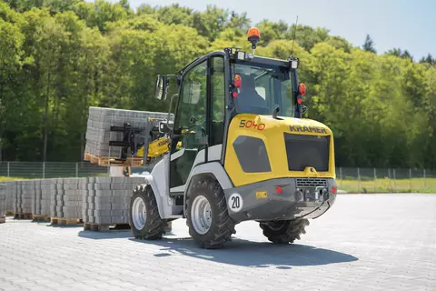 Der kompakte 5040 beim Platzieren einer Steinpalette. 