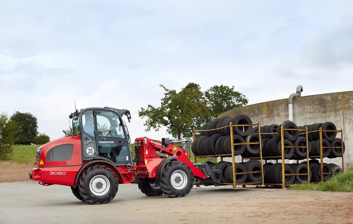 Weidemann attachment Pallet fork, in action agriculture, Wheel loader 2080
