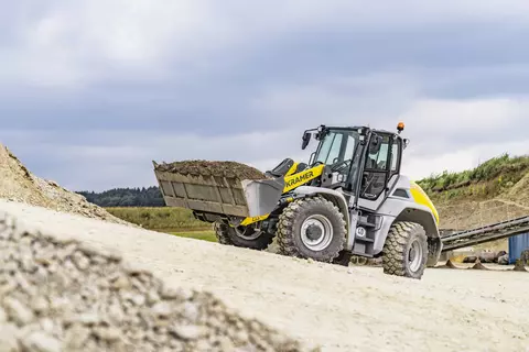 Der Kramer Radlader 8155 beim Transportieren von Steinen. 