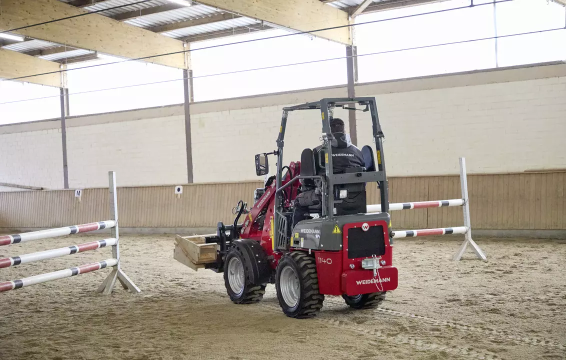 Weidemann Hoftrac 1140 mit eps (Easy Protection System) und Palletengabel auf einem Reiterhof