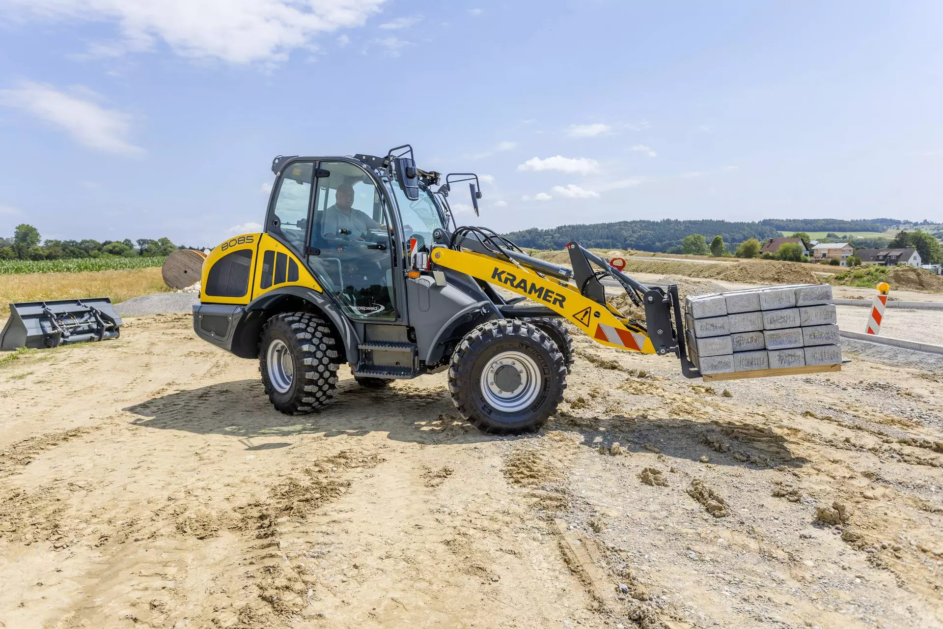 The Kramer wheel loader 8085 while pallet transporting.