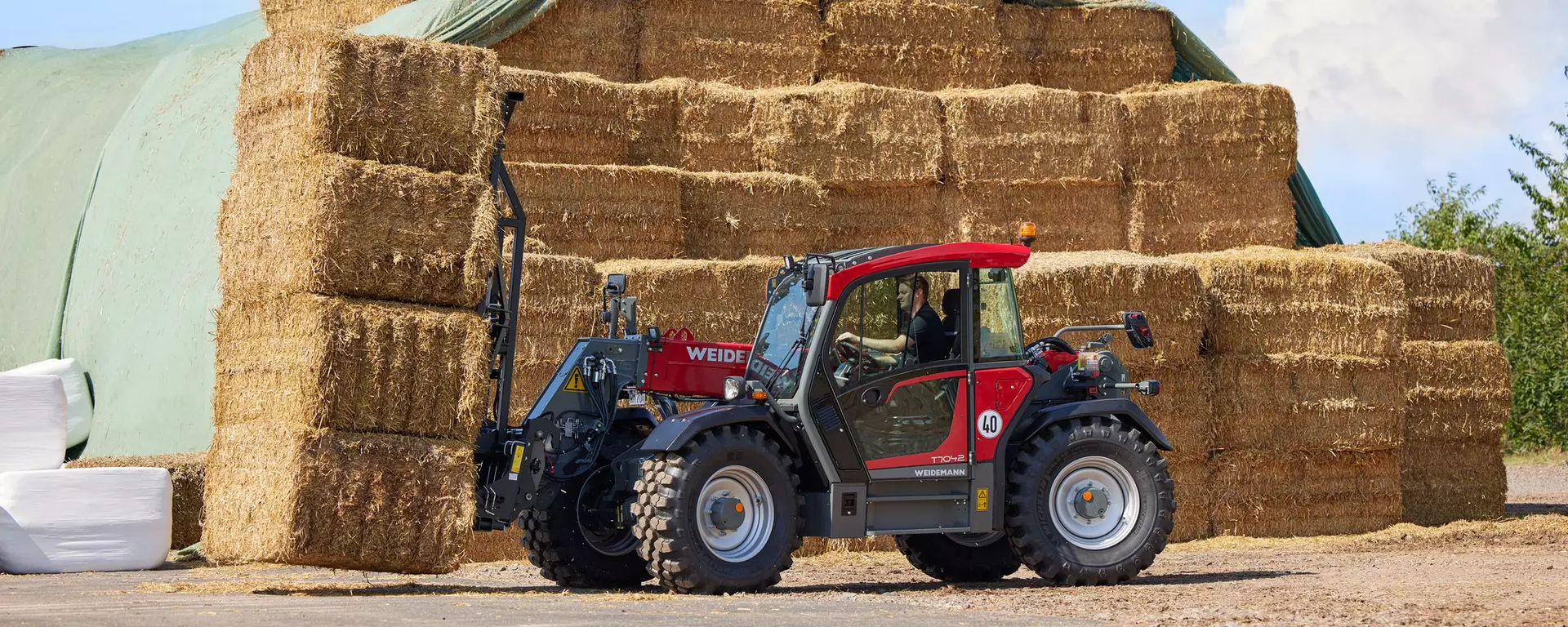 Weidemann Teleskoplader T7042 Kabine mit Großballengabel im Einsatz