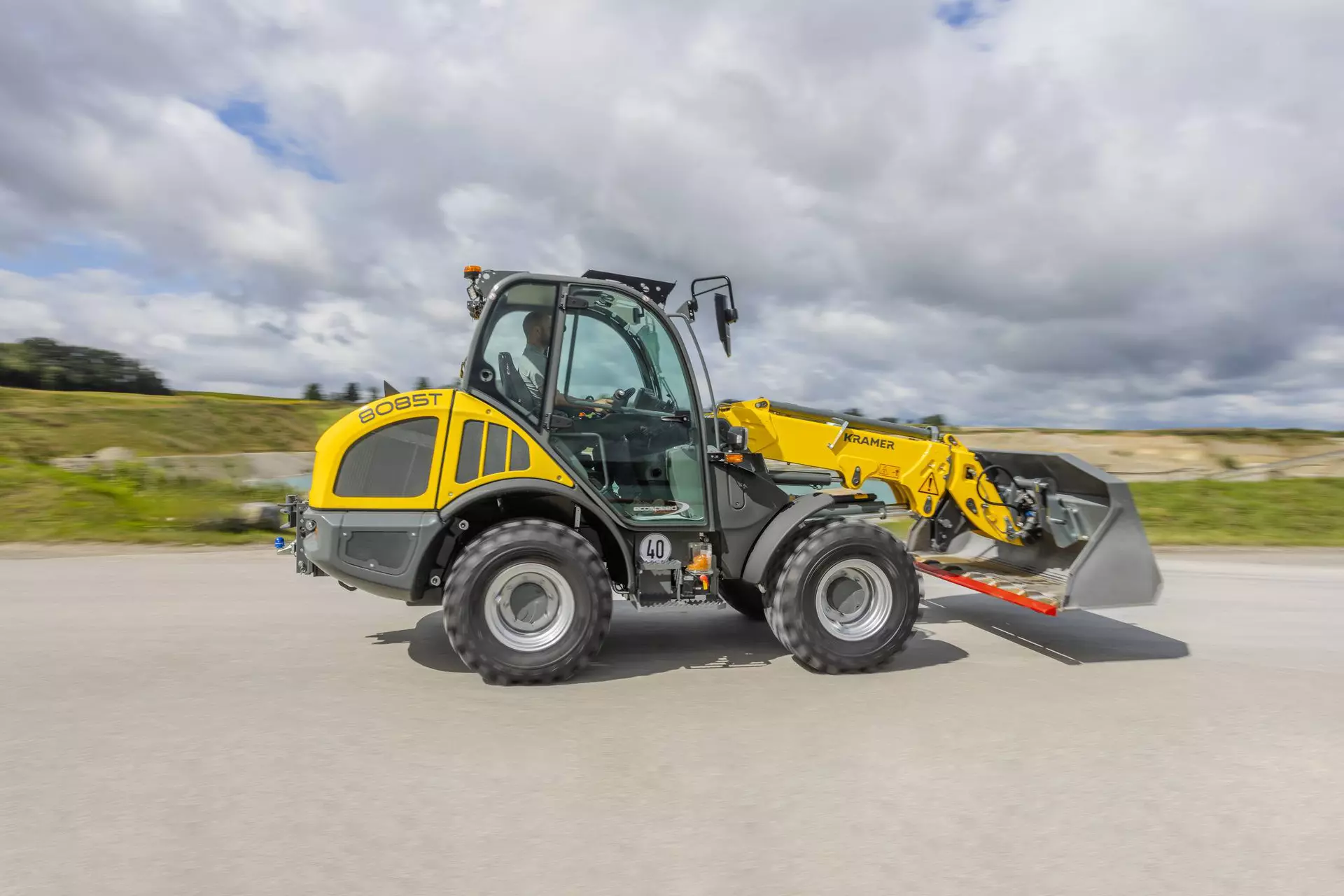 Der Kramer Teleskopradalder 8085T bei einer Straßenfahrt.