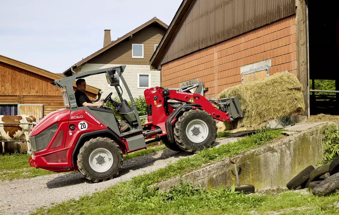 Weidemann wheel loader 2060 Overhead guard with bale spike, application