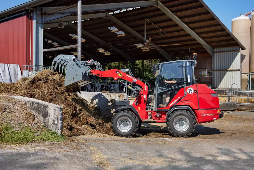 Weidemann Hoftrac 1390e mit Greifschaufel im Einsatz