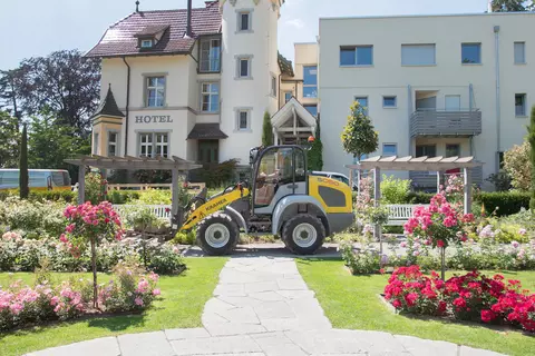 Der Kramer Radlader 5050 beim Transportieren einer Palette im Gartenbau.
