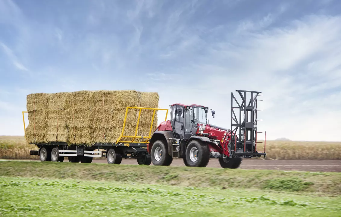 Weidemann telescopic wheel loader 9580T cabin with bale gripper, trailer transport, application