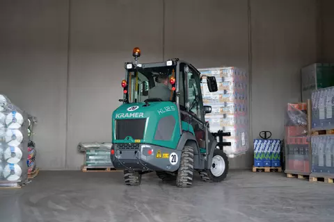 The compact KL12.5 while placing a pallet.