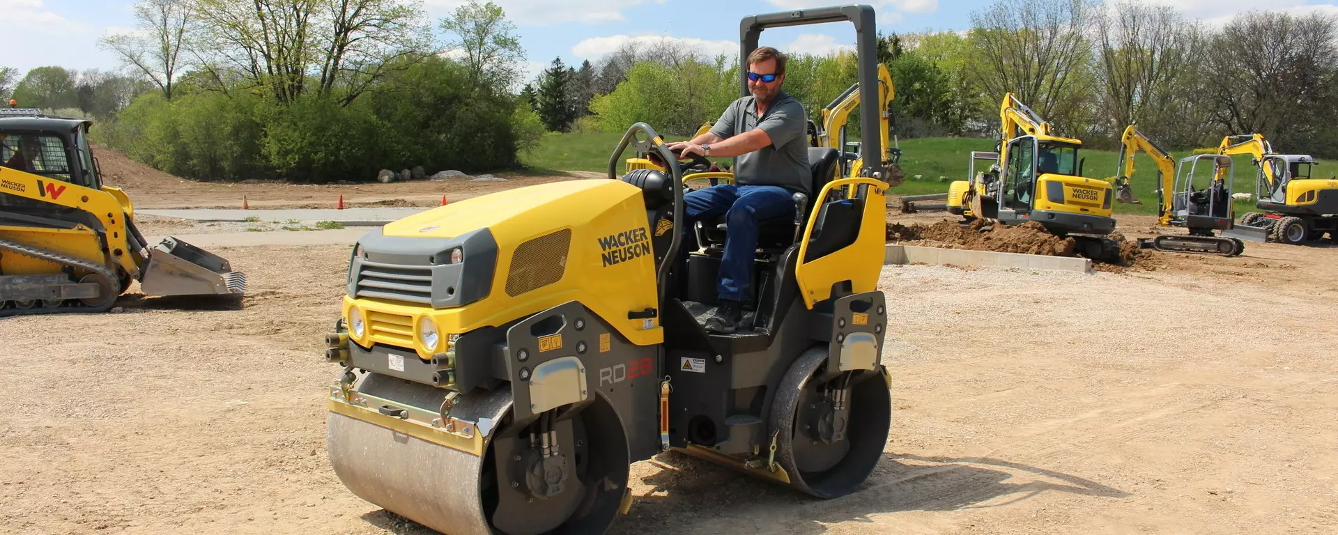 RD 28 tandem roller in action