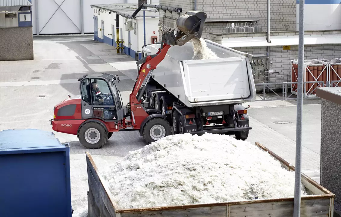 Weidemann wheel loader 5080 cabin with high tip bucket, application