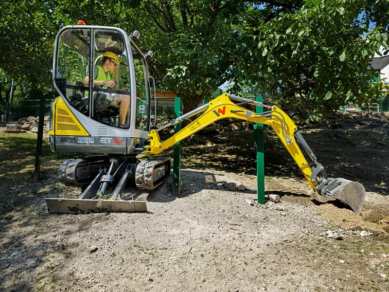 kompakter ET16 bei Baggerarbeiten im Garten