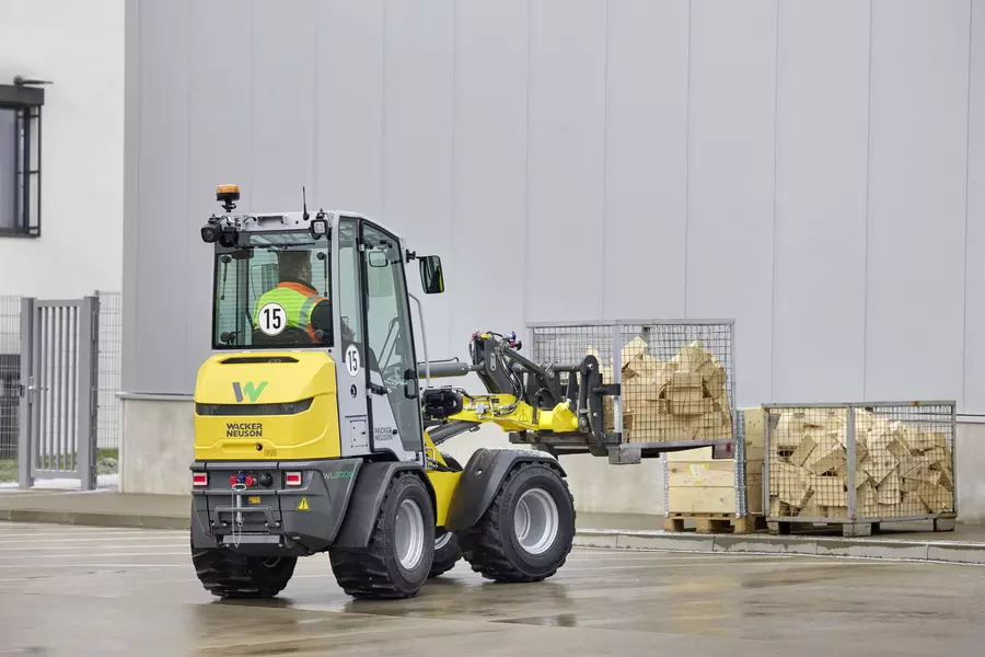 Wacker Neuson wheel loader WL300e in action