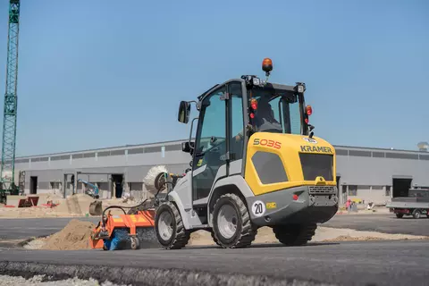 Der kompakte 5035 beim Kehren einer Straße.  