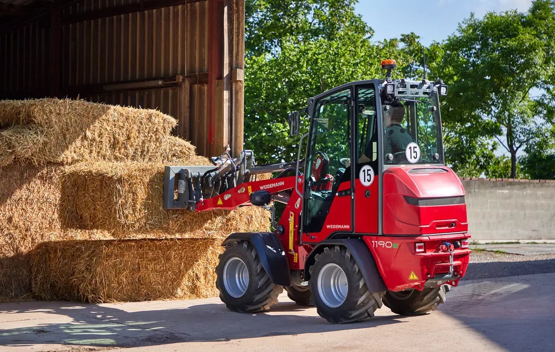 Weidemann attachment Bale spear, in action agriculture, Hoftrac 1190e