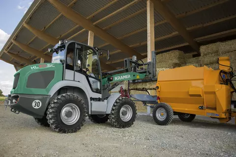 The Kramer wheel loader KL25.5L while loading straw. 