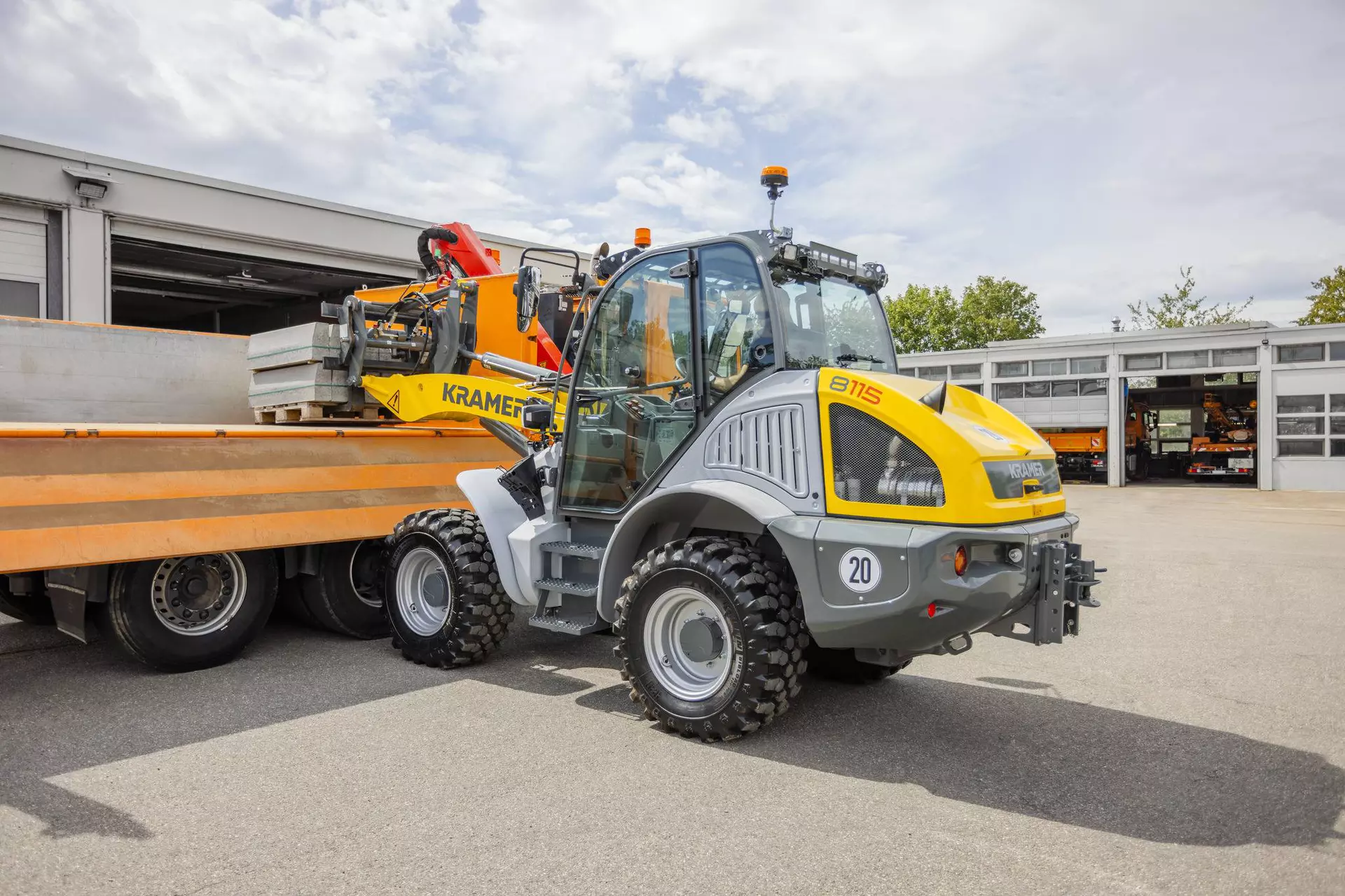 Der Kramer Radlader 8115 beim Laden mit einer Palettengabel.