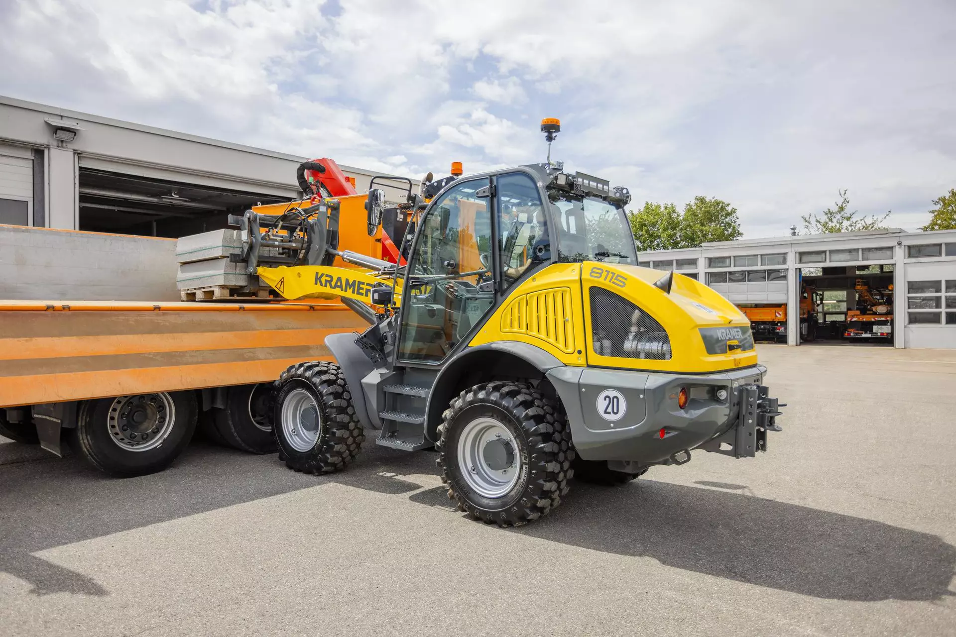 The Kramer wheel loader 8115 while loading with a pallet fork.