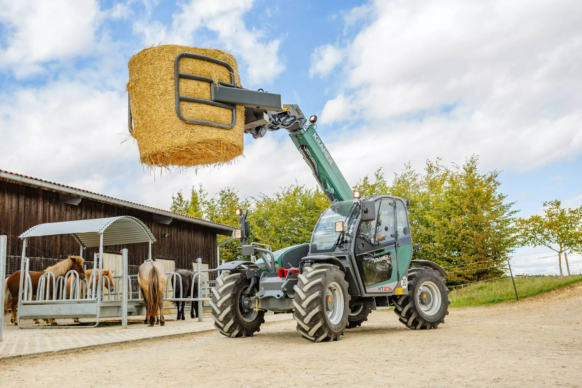 The Kramer telehandler KT276 while straw handling. 