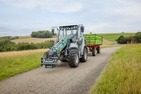Der Kramer Teleskopradlader KL33.8T beim Anhängertransport. 