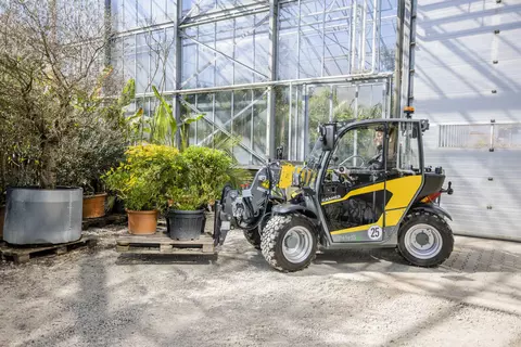 Der vollelektrische Kramer Teleskoplader 1445e beim Transportieren einer Pflanze.