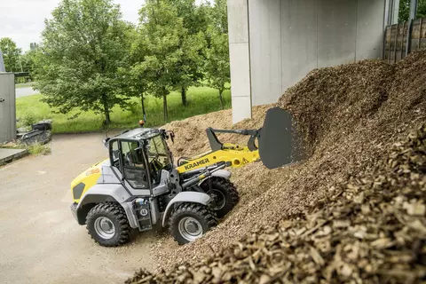 Der Kramer Radlader 8155 beim Verladen von Hackschnitzel.