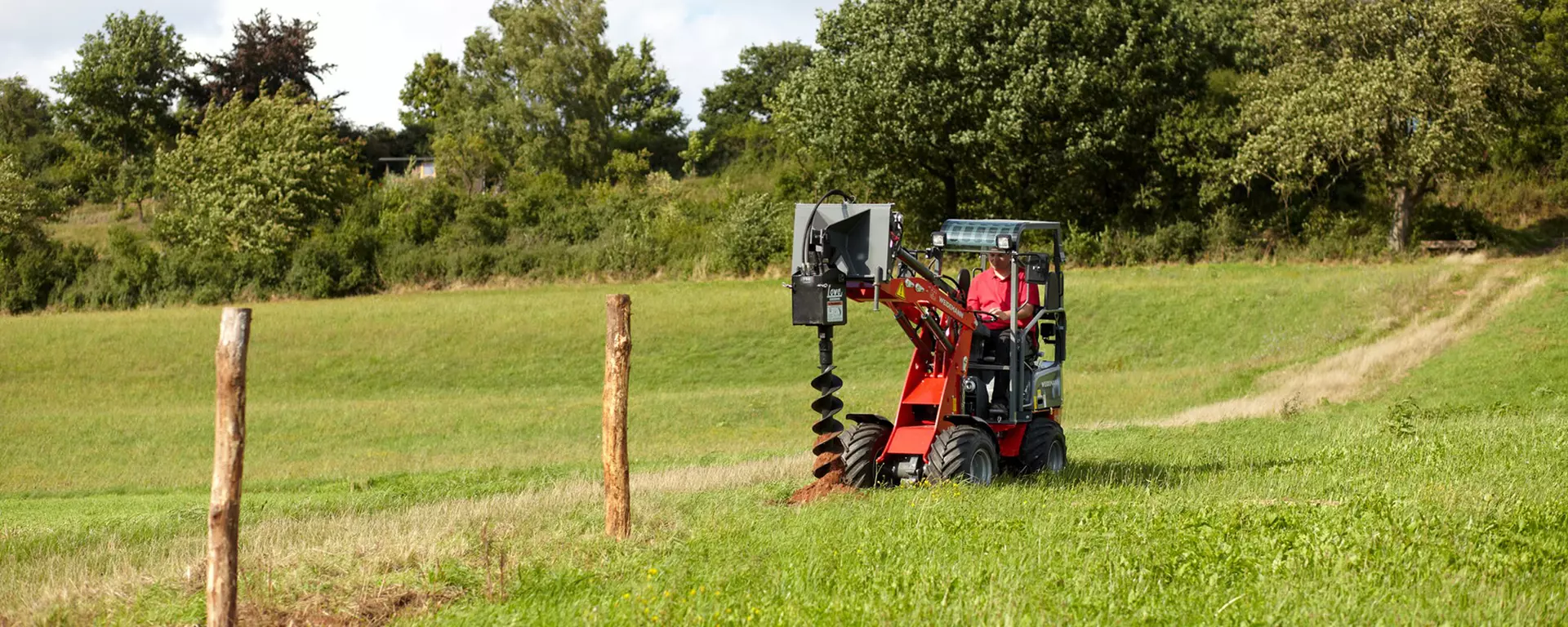 Weidemann Hoftrac/Hoflader 1140BL Fahrerschutzdach mit Erdbohrer im Einsatz