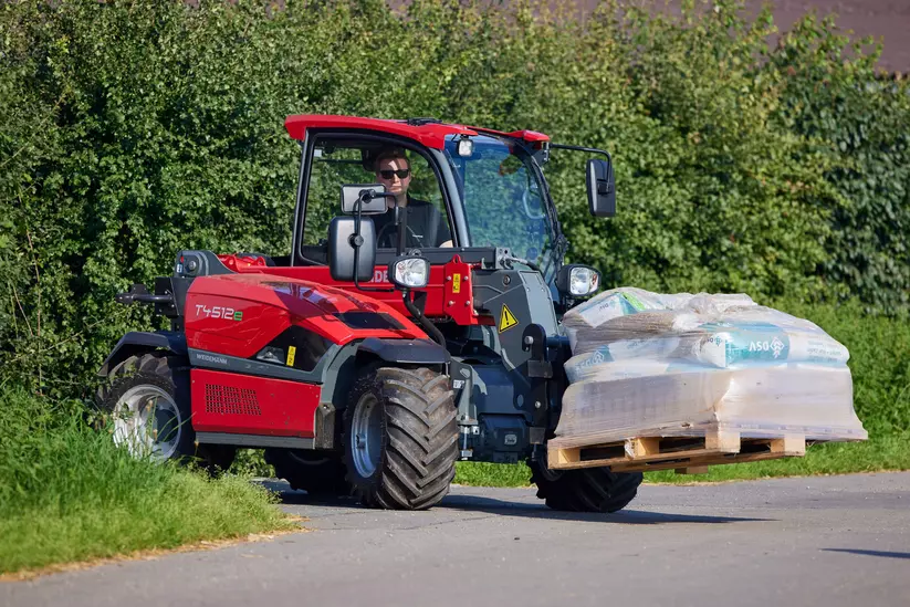 Weidemann Teleskoplader T4512e mit Palettengabel im Einsatz