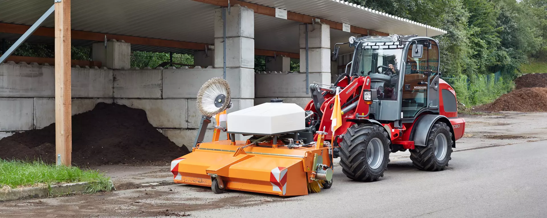 Weidemann Radlader 2080 Kabine mit Kehrmaschine im Einsatz