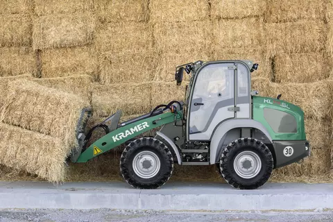 The Kramer wheel loader KL19.5 while transporting straw. 