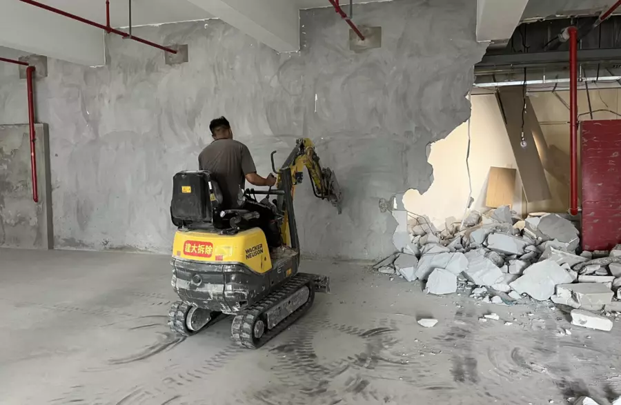 ET08 working in demolition field