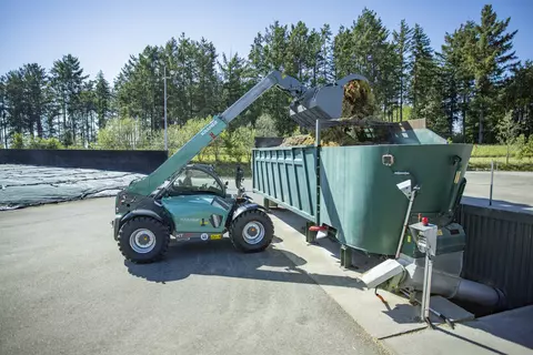 Loading a container is simple and straightforward with the Kramer KT457. 