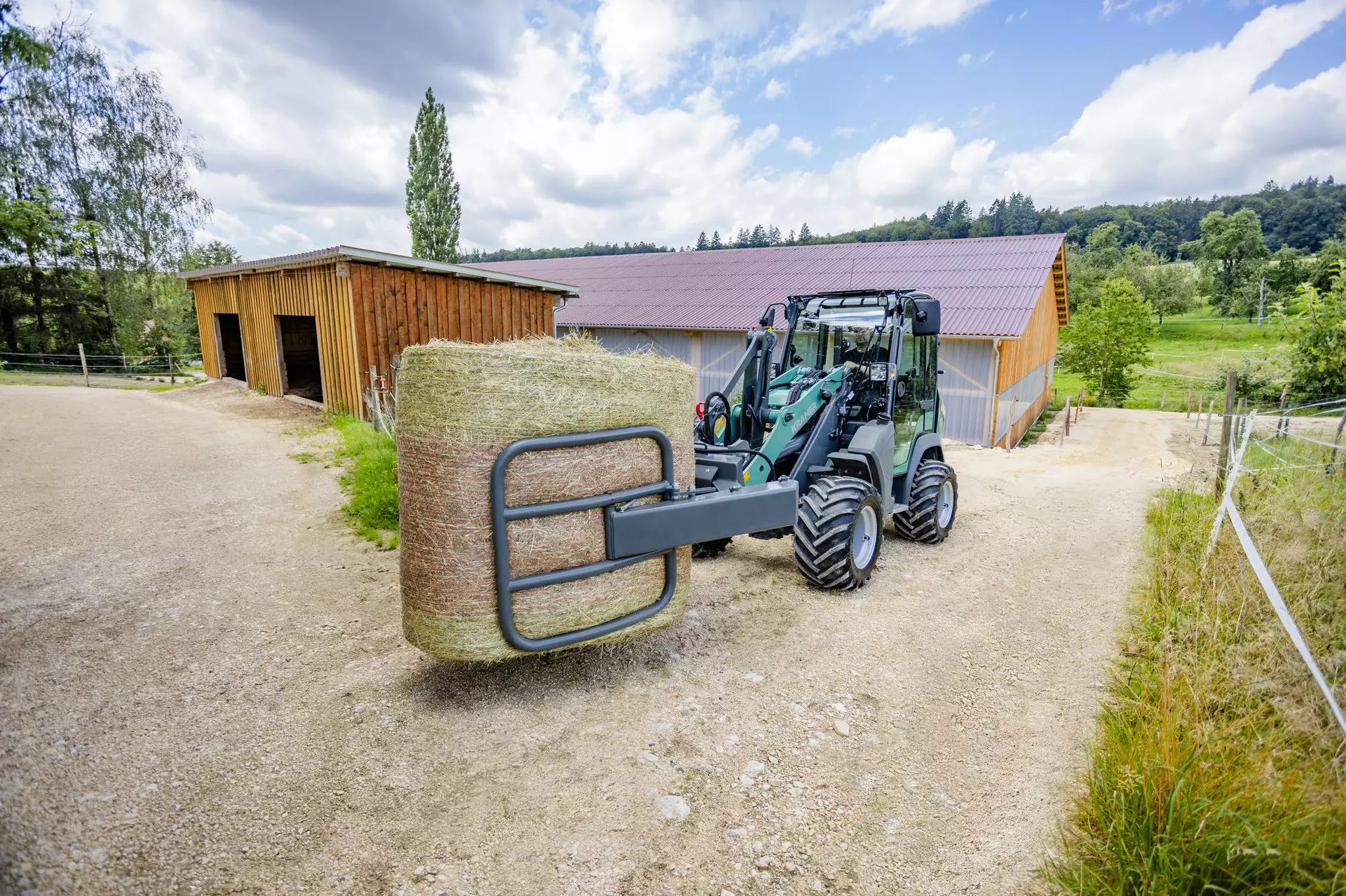 The Kramer KL21.5L wheel loader at work with straw bales.