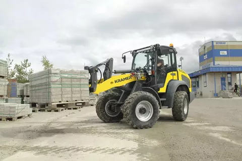 The Kramer wheel loader 5065 while loading a stone pallet. 
