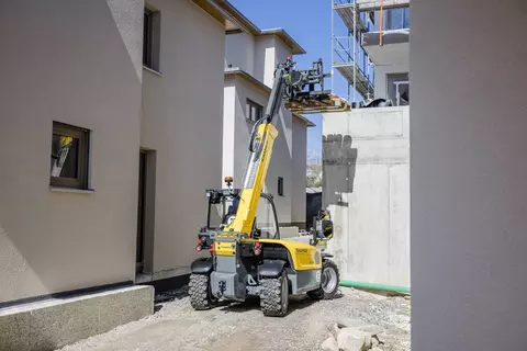 Der vollelektrische Kramer Teleskoplader 1445e beim Heben einer Palette.