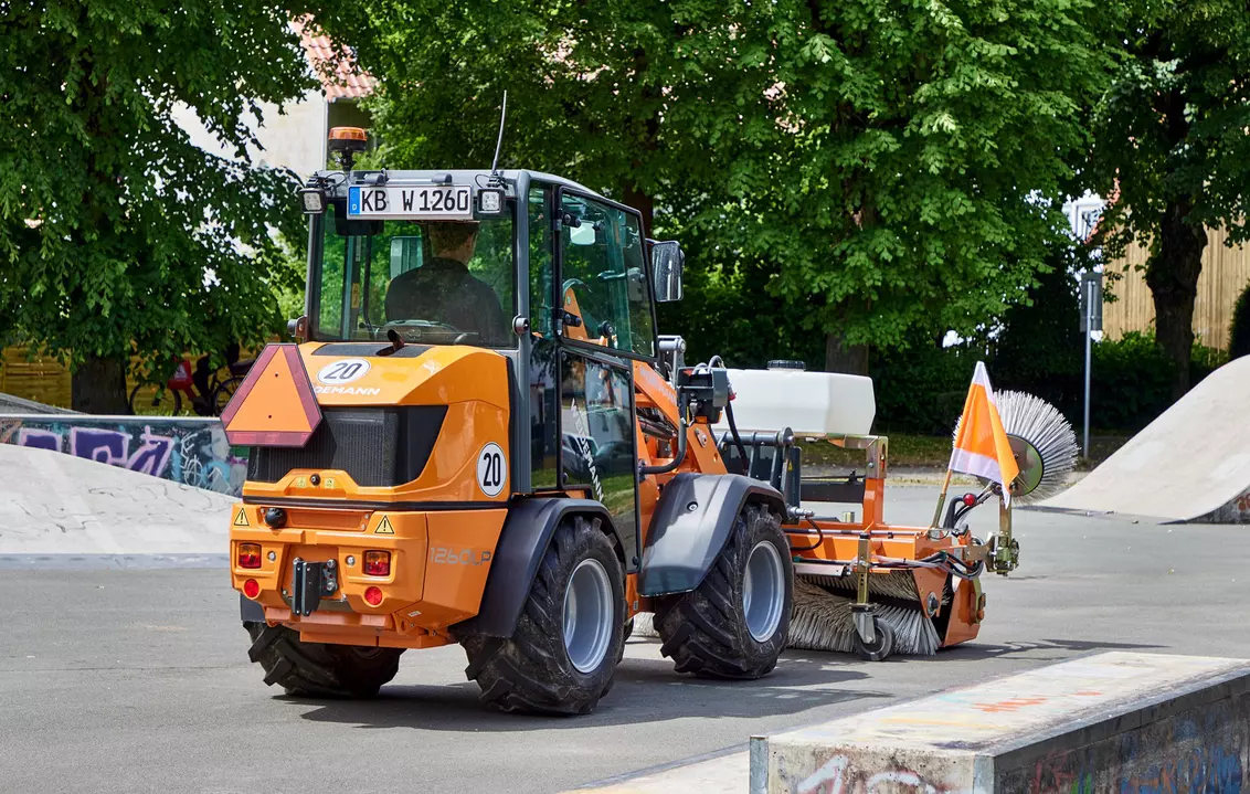 Weidemann attachment Rotary sweeper 25, in action municipality, Hoftrac 1260LP