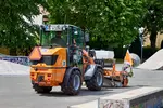 Weidemann attachment Rotary sweeper 25, in action municipality, Hoftrac 1260LP
